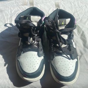 AIR JORDAN 1 MID - WHITE/VOLT
JORDAN